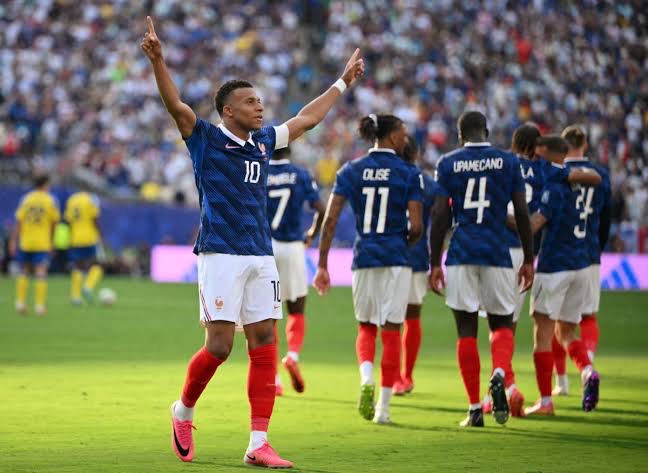 Mbappe Closes in on Messi: French Star Strikes Twice to Tie Golden Boot Race