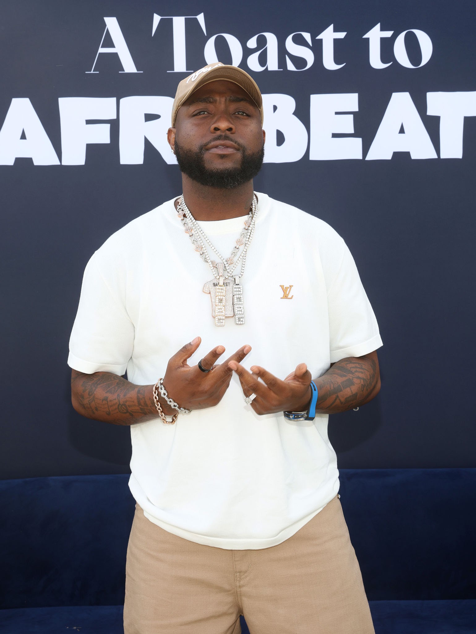 Davido Causes Stir in Osun as Crowd Chases Convoy for Cash